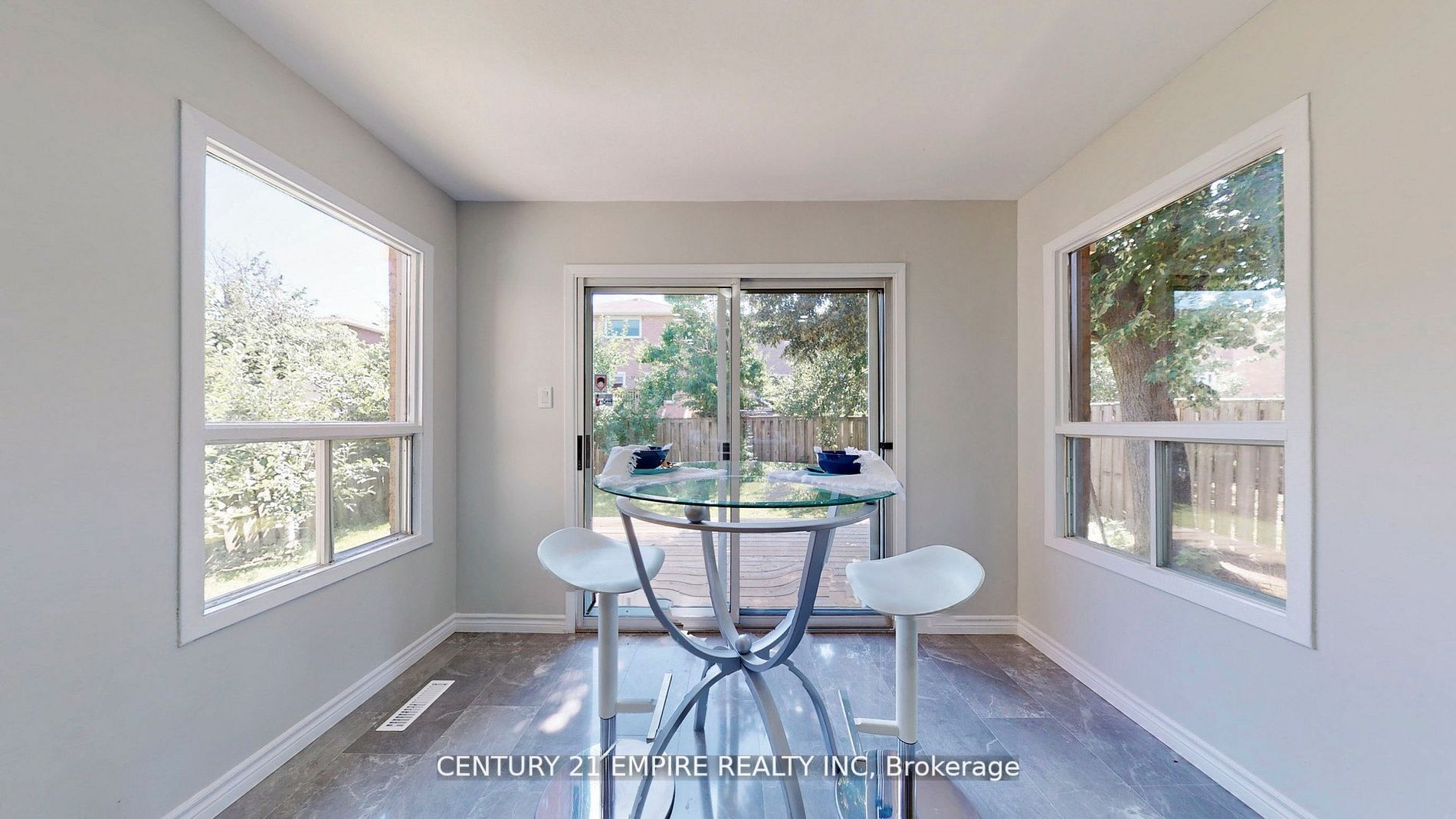 20 Sunforest Dr