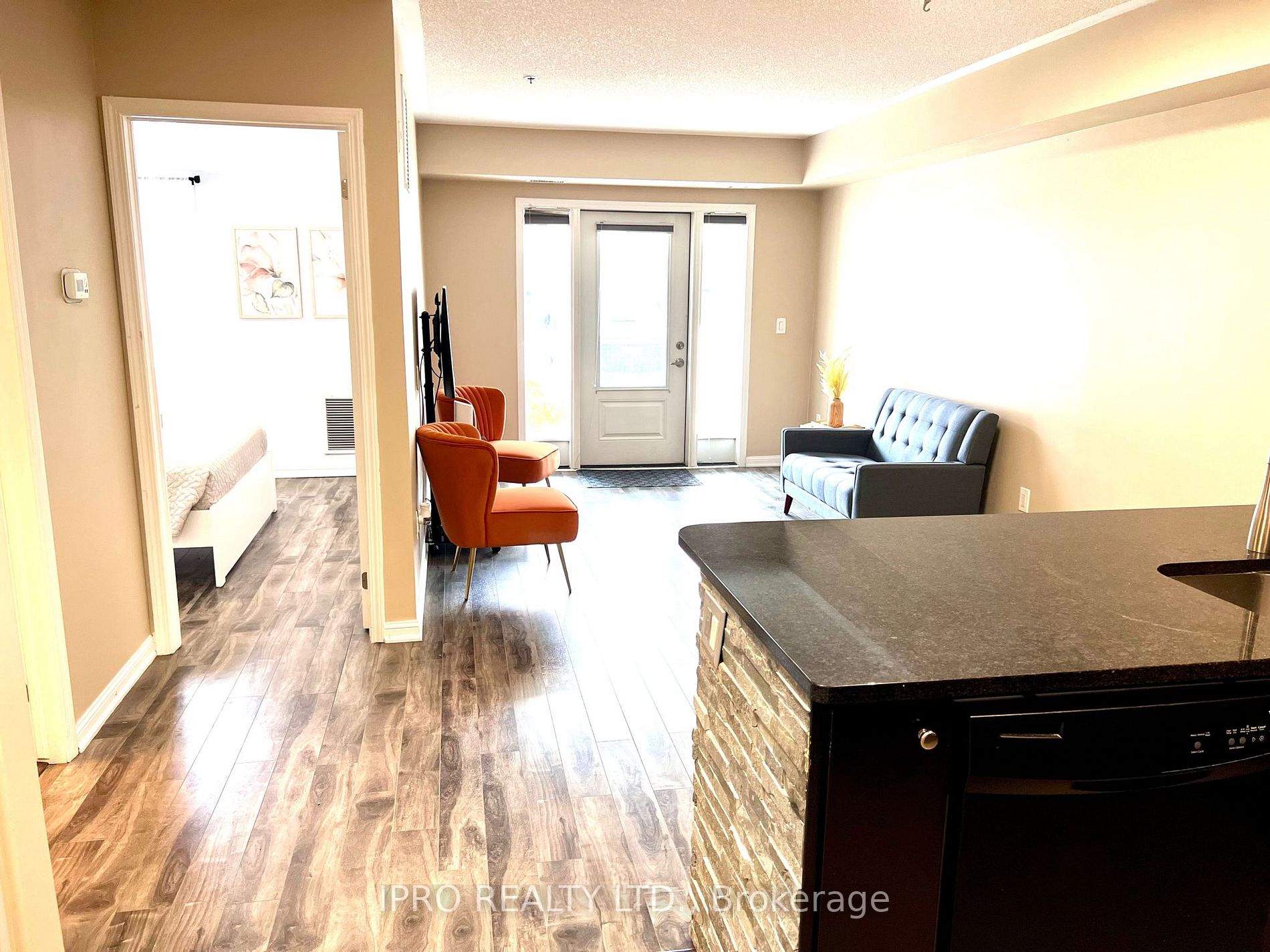 60 Baycliffe Cres, #101