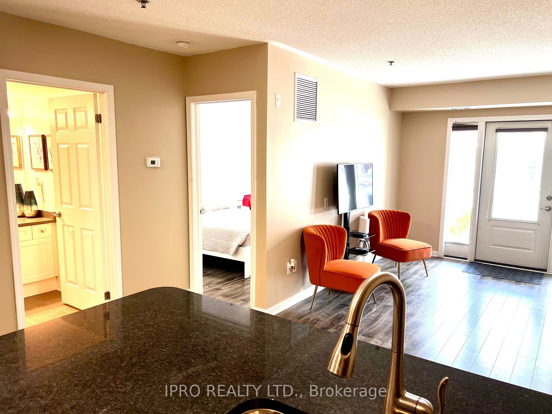 60 Baycliffe Cres, #101