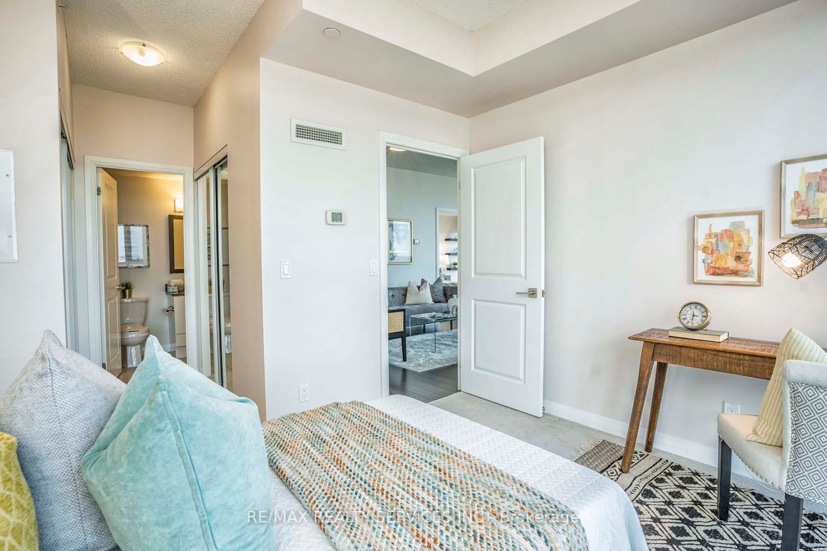 55 Eglinton Avenue W #904