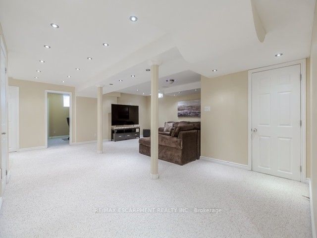 163 Cooke Cres