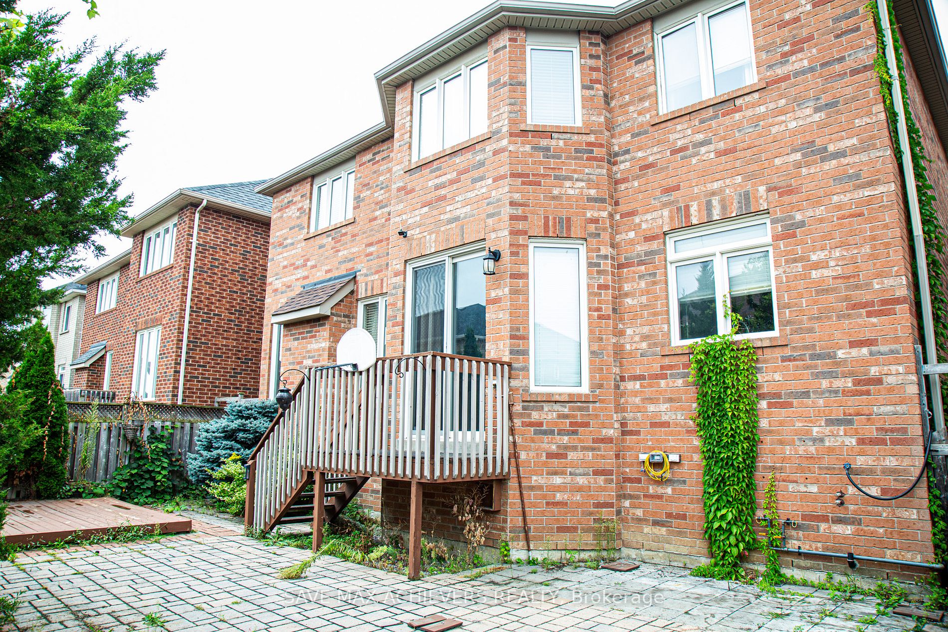 13 Cloverlawn St S
