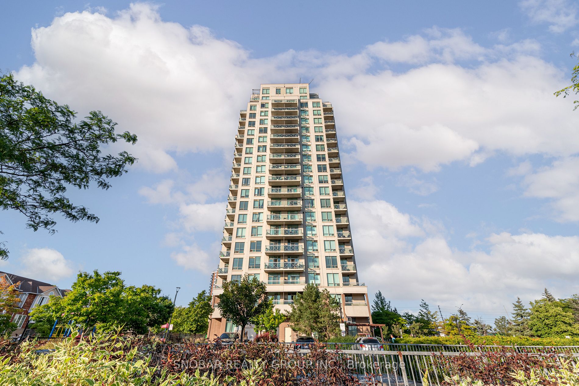 1359 Rathburn Rd E, #305