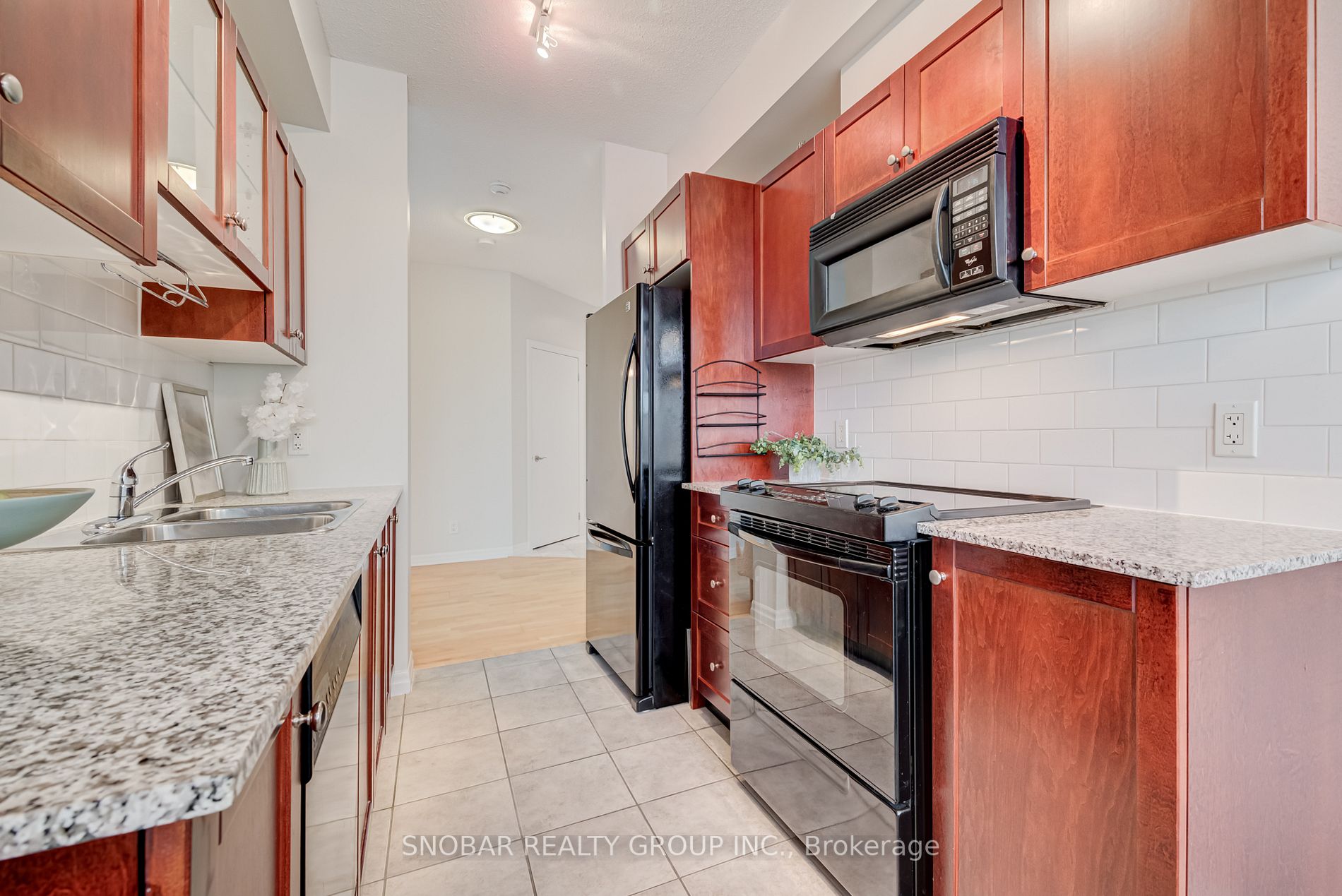 1359 Rathburn Rd E, #305