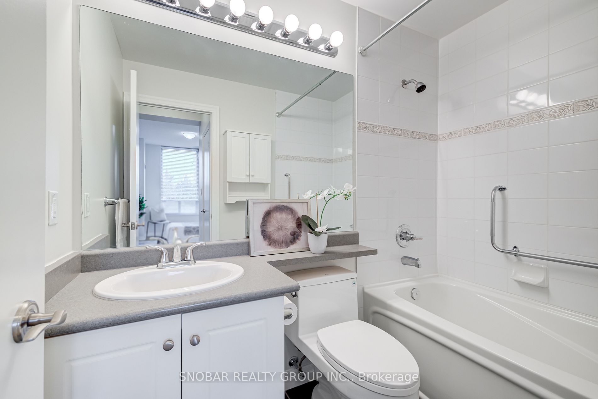 1359 Rathburn Rd E, #305