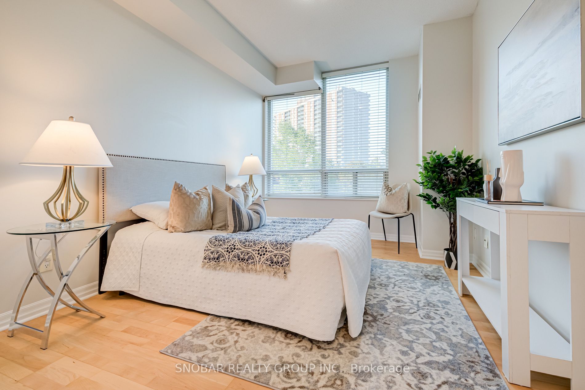 1359 Rathburn Rd E, #305