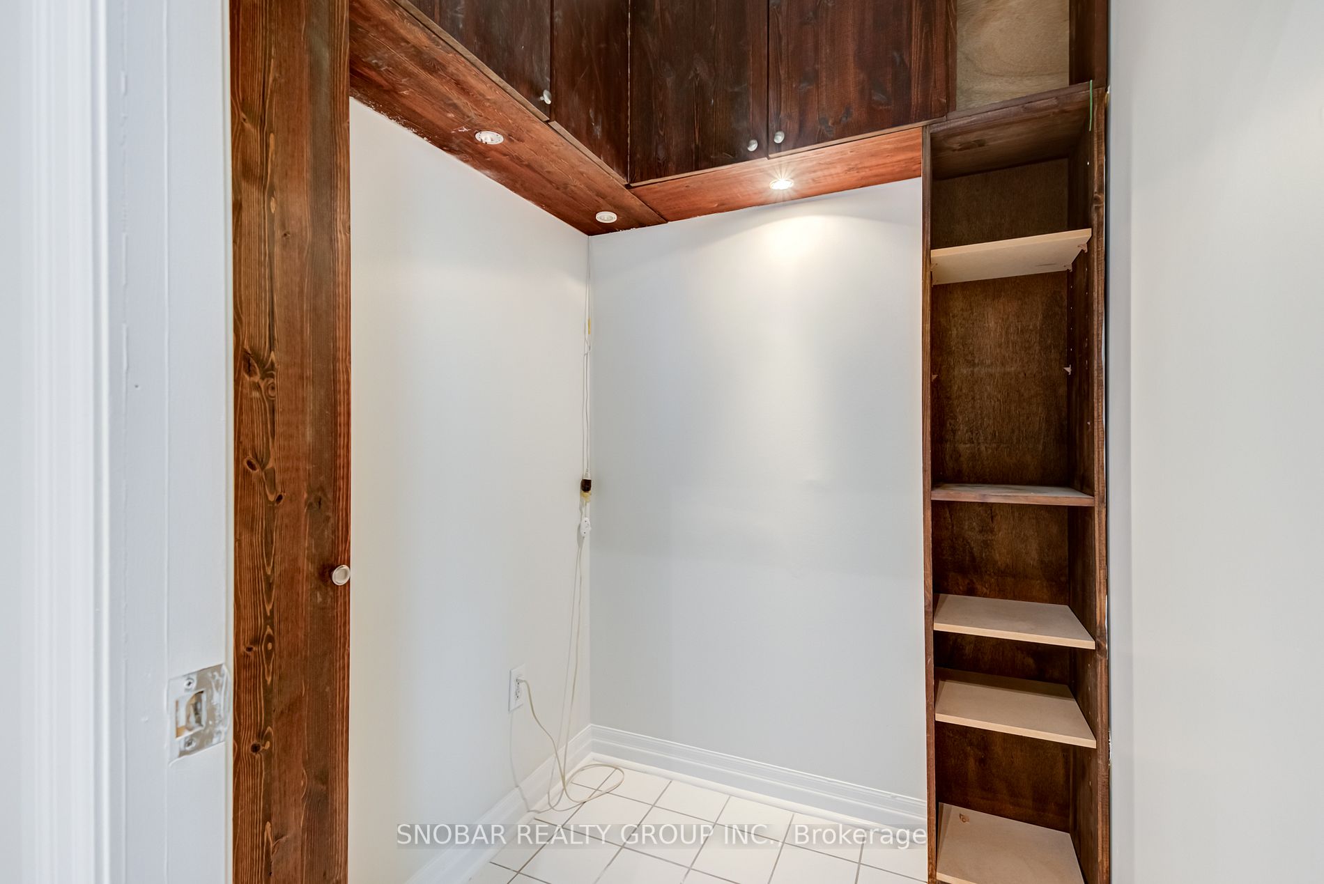 1359 Rathburn Rd E, #305