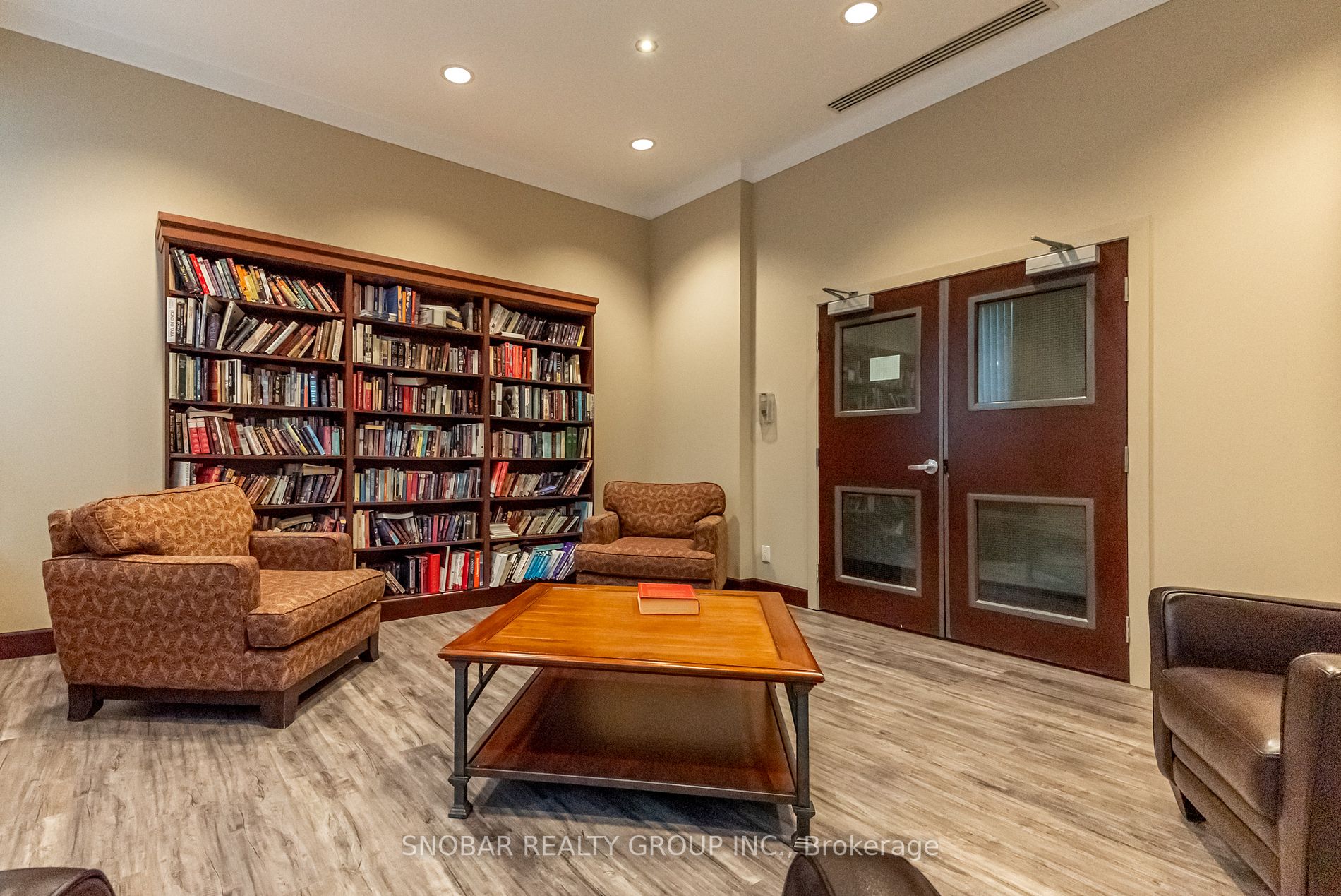 1359 Rathburn Rd E, #305