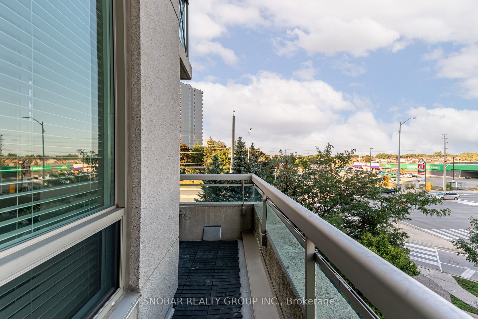 1359 Rathburn Rd E, #305