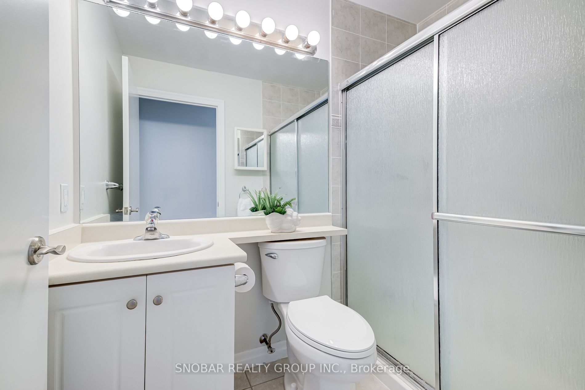 1359 Rathburn Rd E, #305
