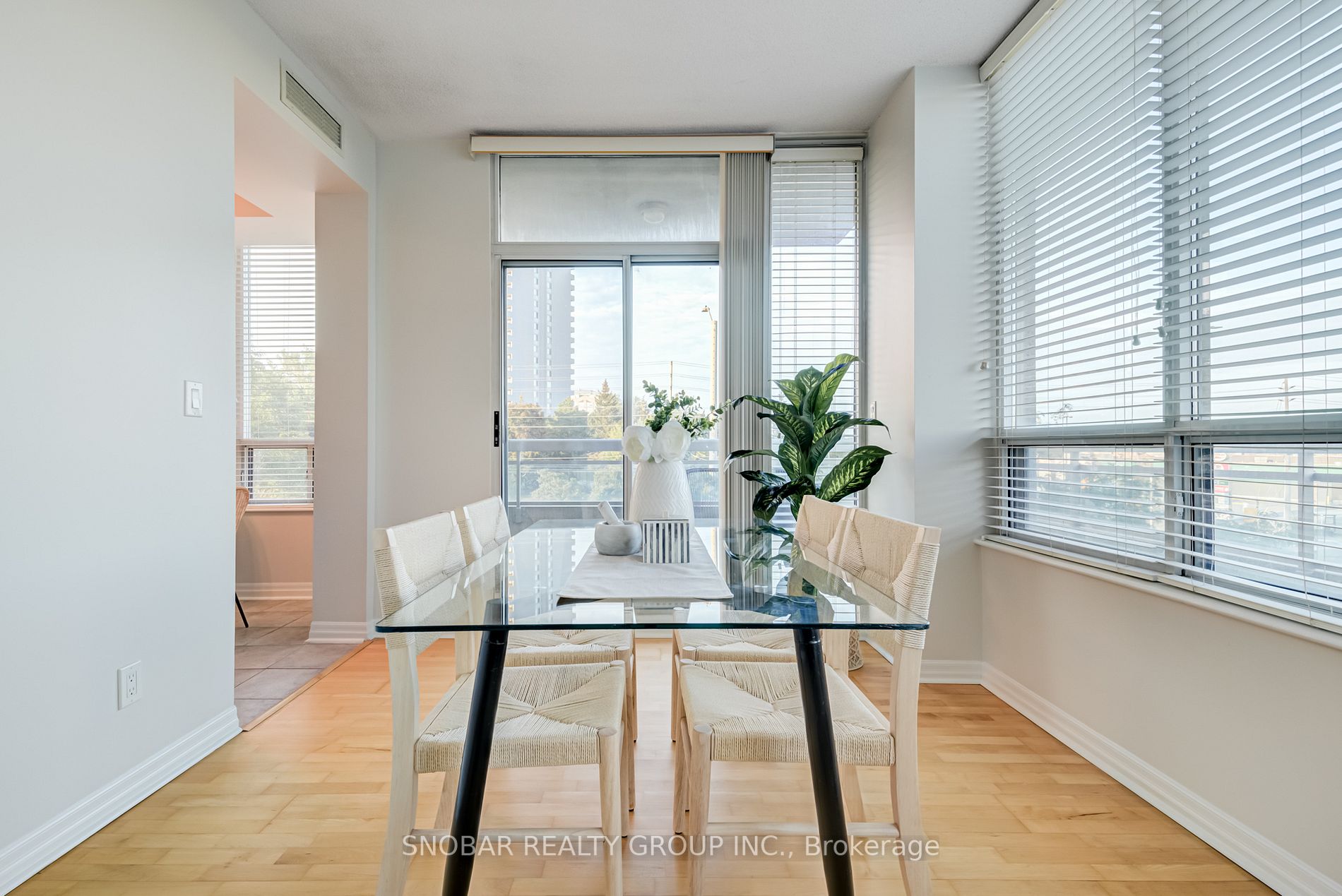 1359 Rathburn Rd E, #305