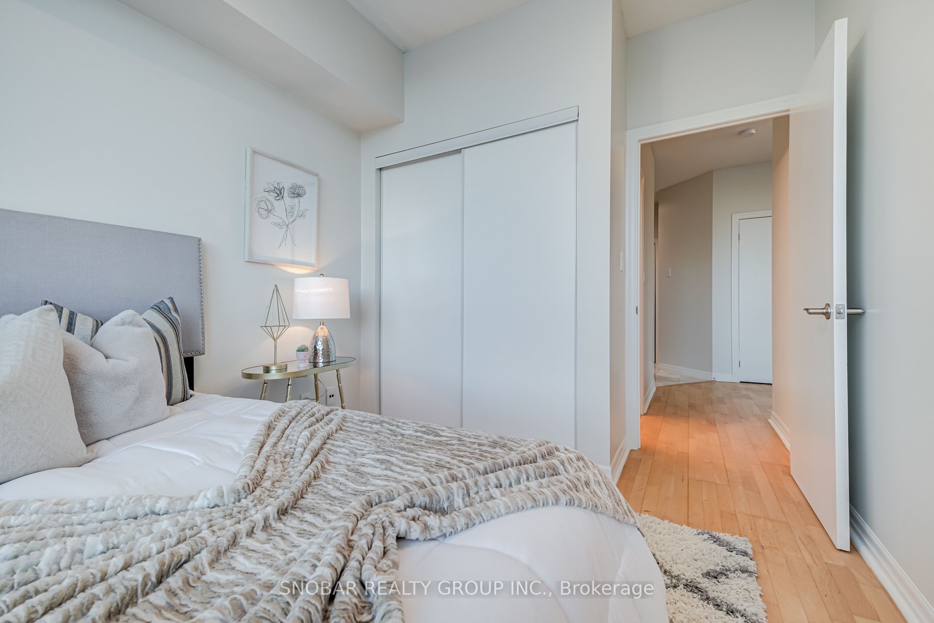 1359 Rathburn Rd E, #305