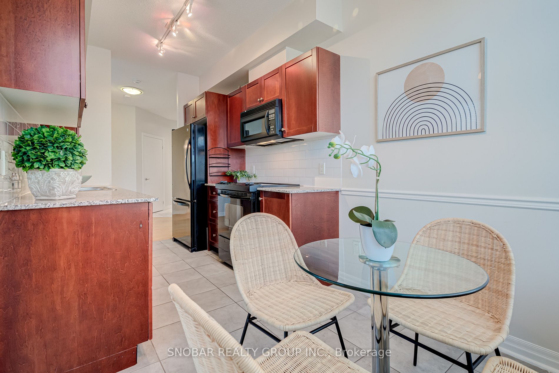 1359 Rathburn Rd E, #305