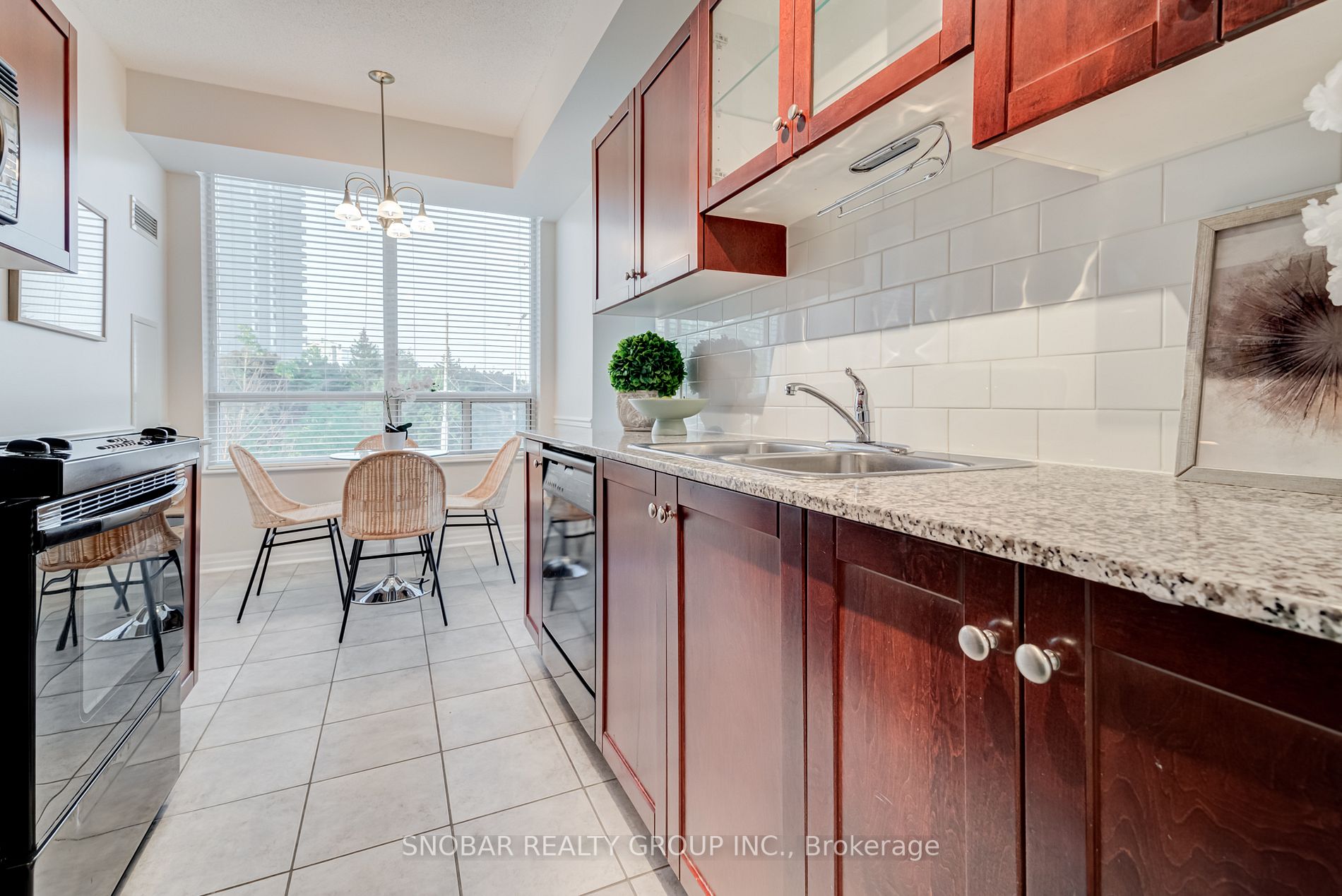 1359 Rathburn Rd E, #305