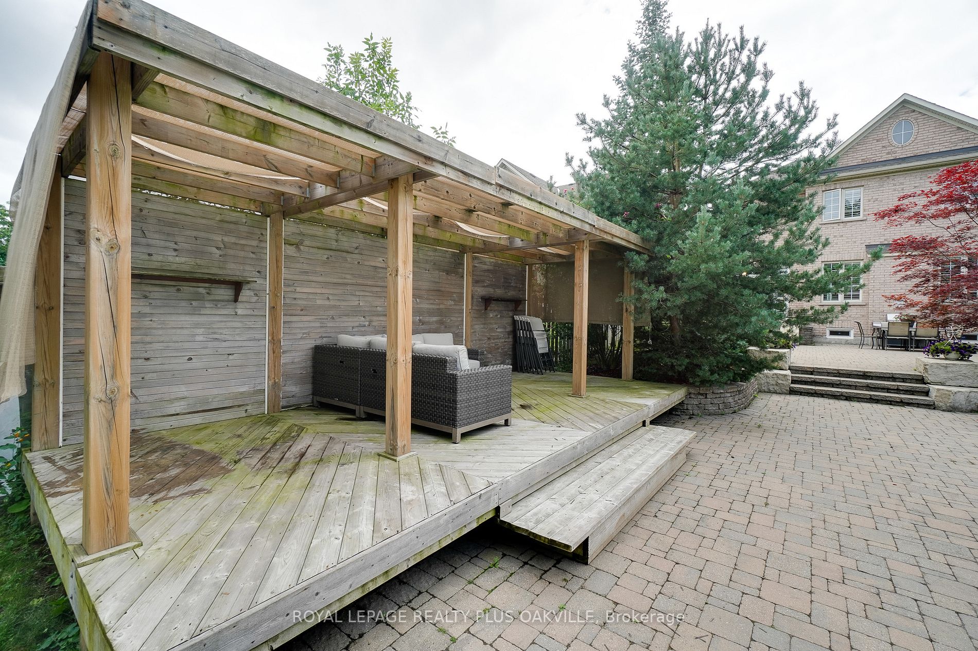 215 Burloak Dr