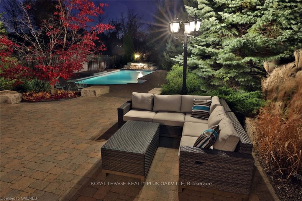 215 Burloak Dr