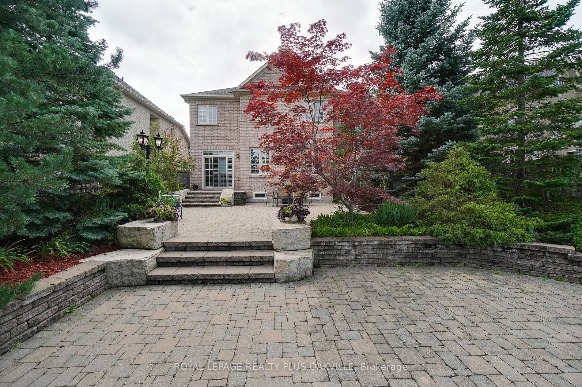 215 Burloak Dr