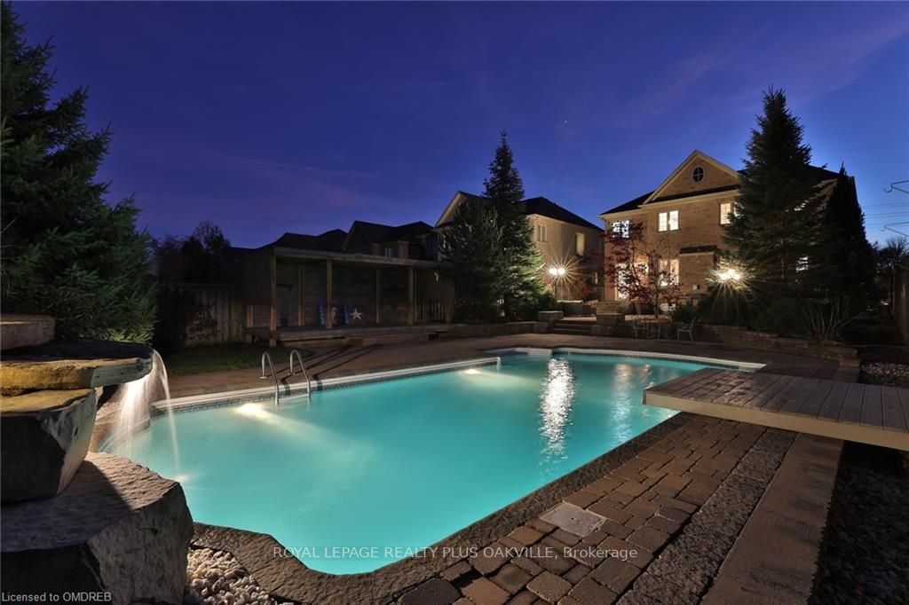 215 Burloak Dr