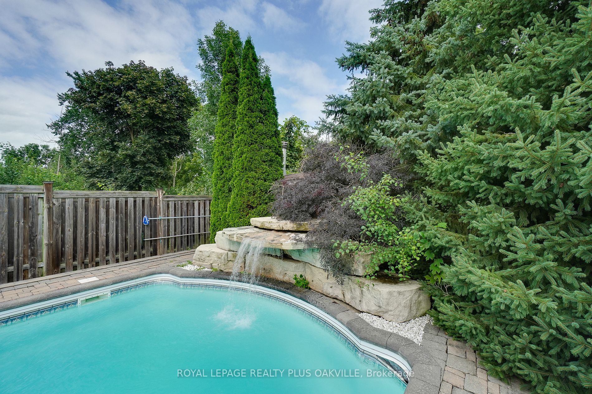215 Burloak Dr