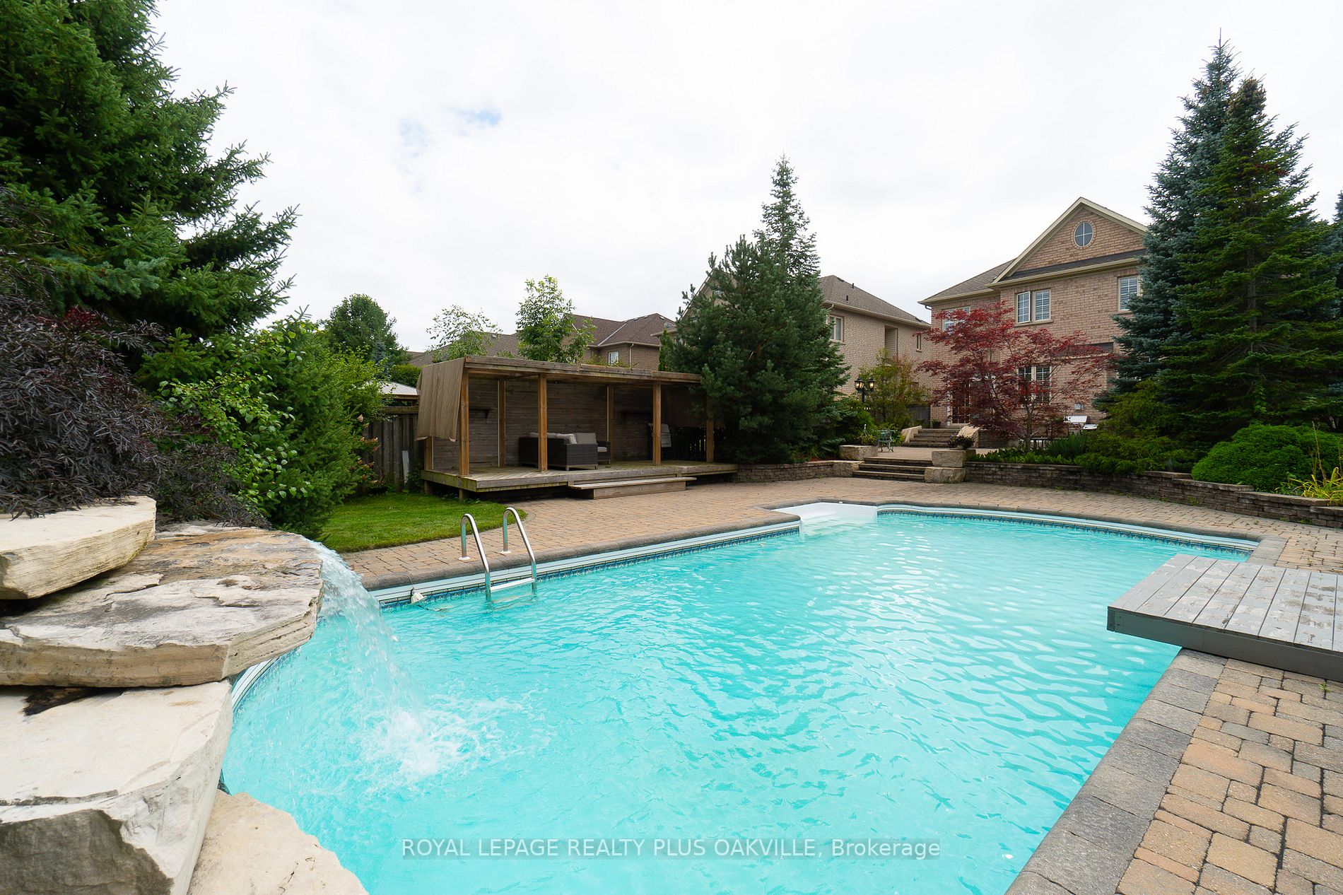 215 Burloak Dr