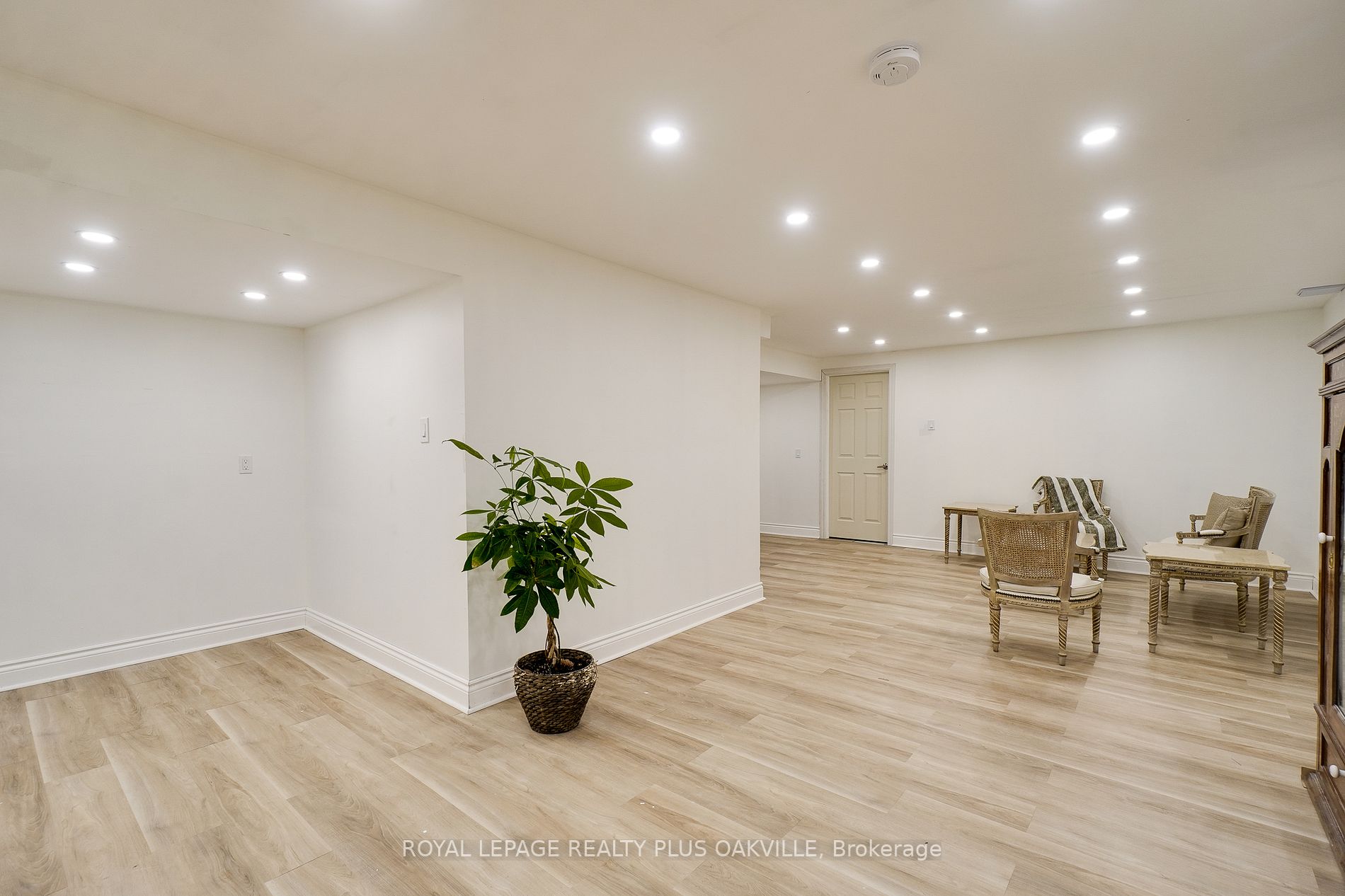 215 Burloak Dr