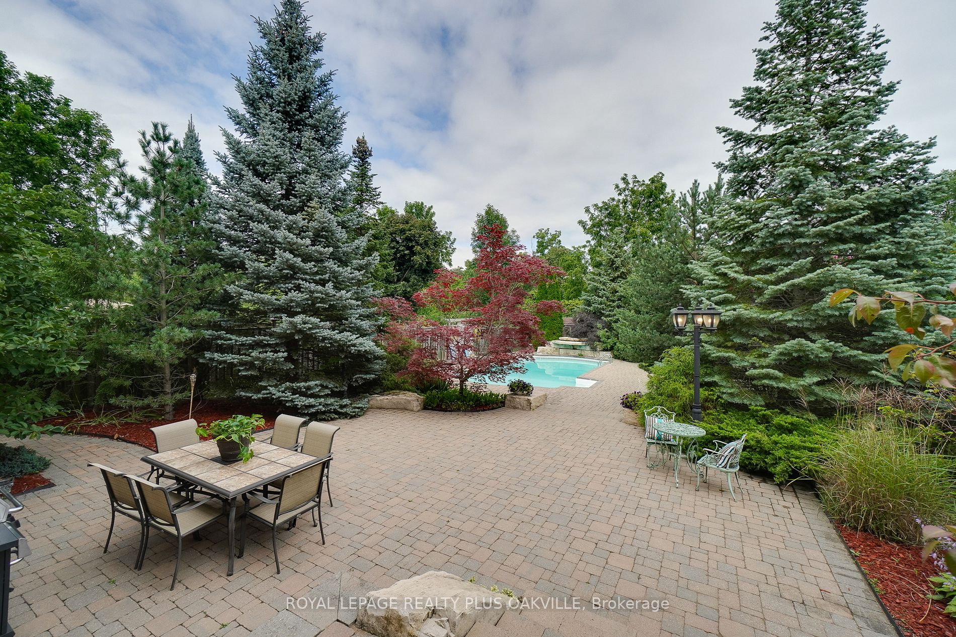 215 Burloak Dr