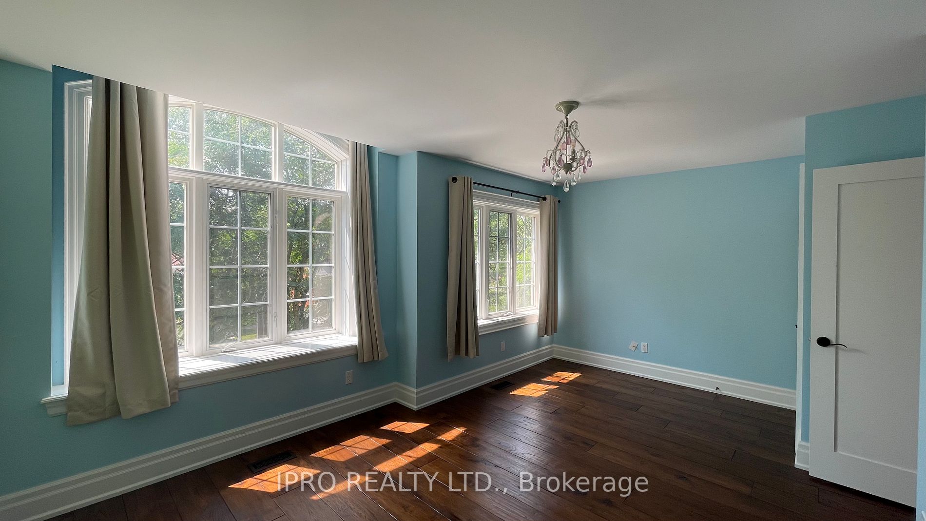 2603 Castle Hill Crescent