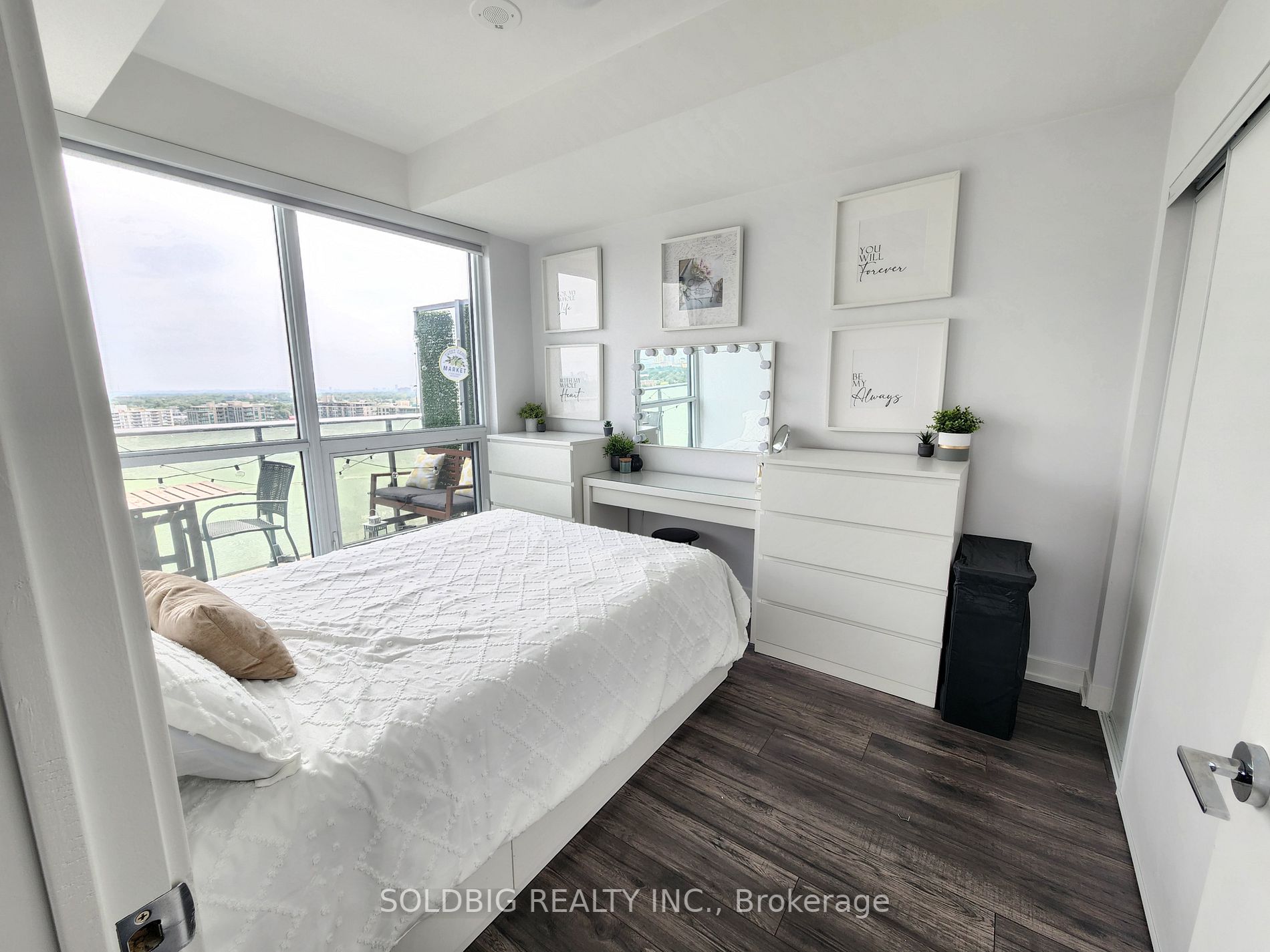 10 De Boers Dr, #1305