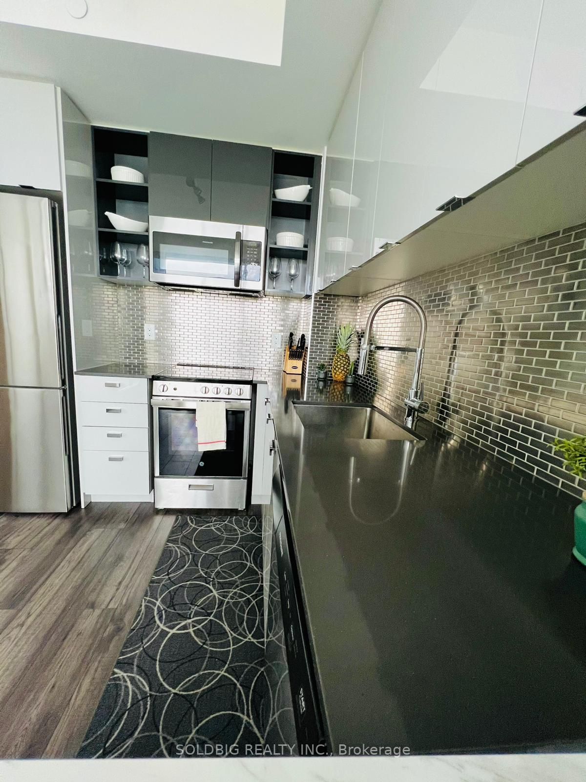 10 De Boers Dr, #1305