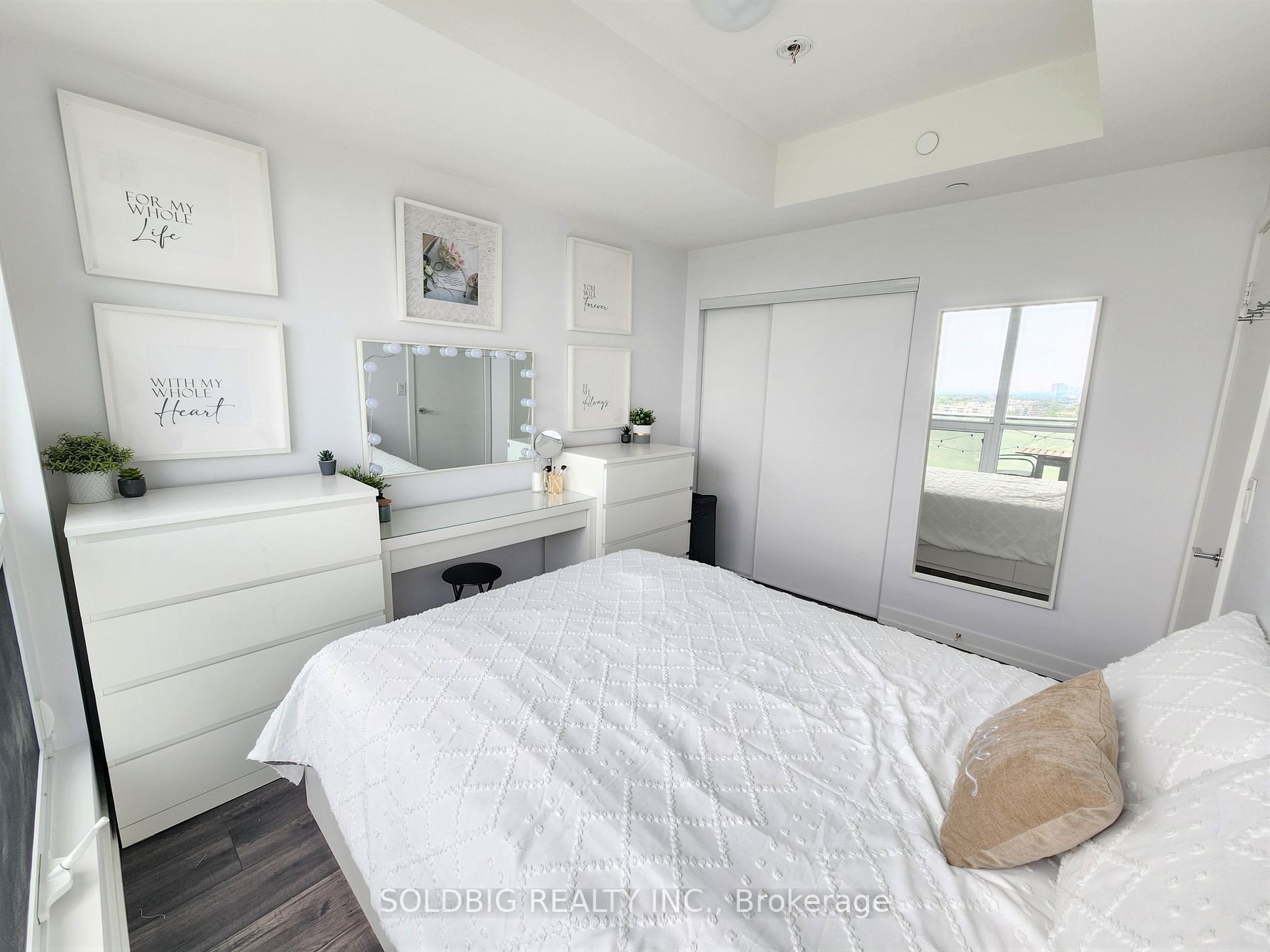 10 De Boers Dr, #1305