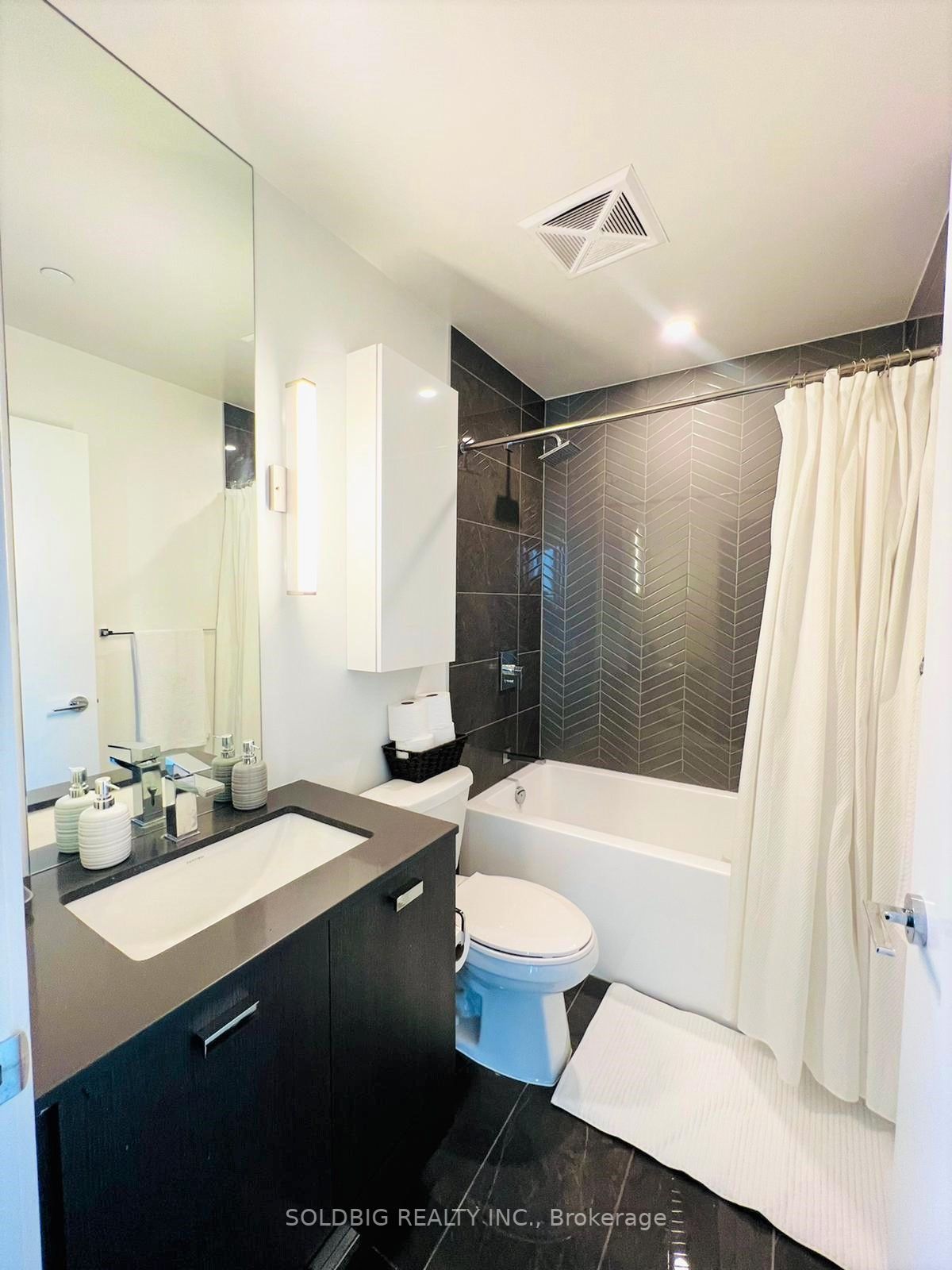 10 De Boers Dr, #1305