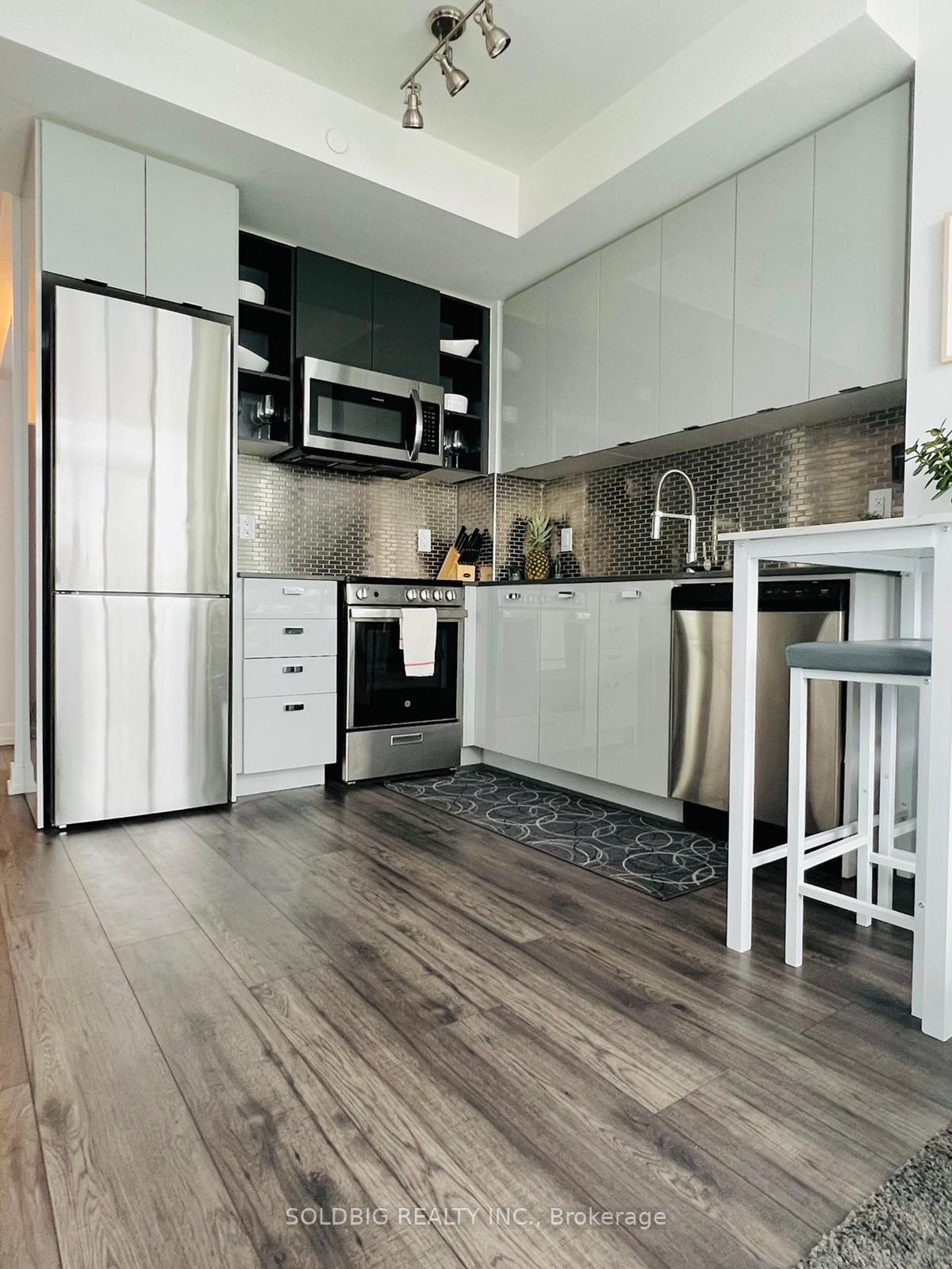 10 De Boers Dr, #1305