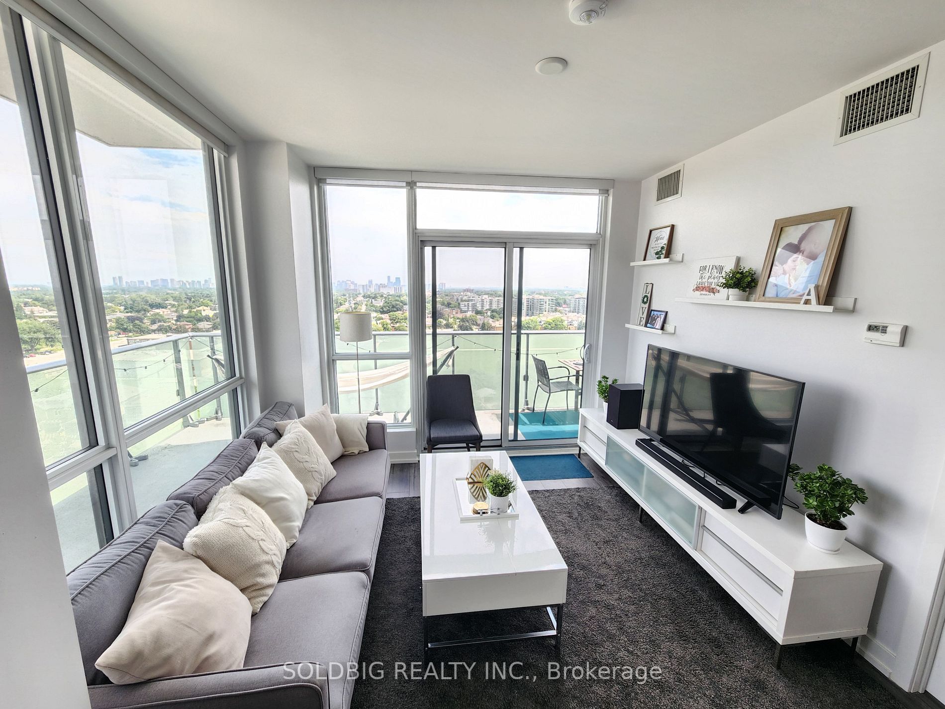 10 De Boers Dr, #1305