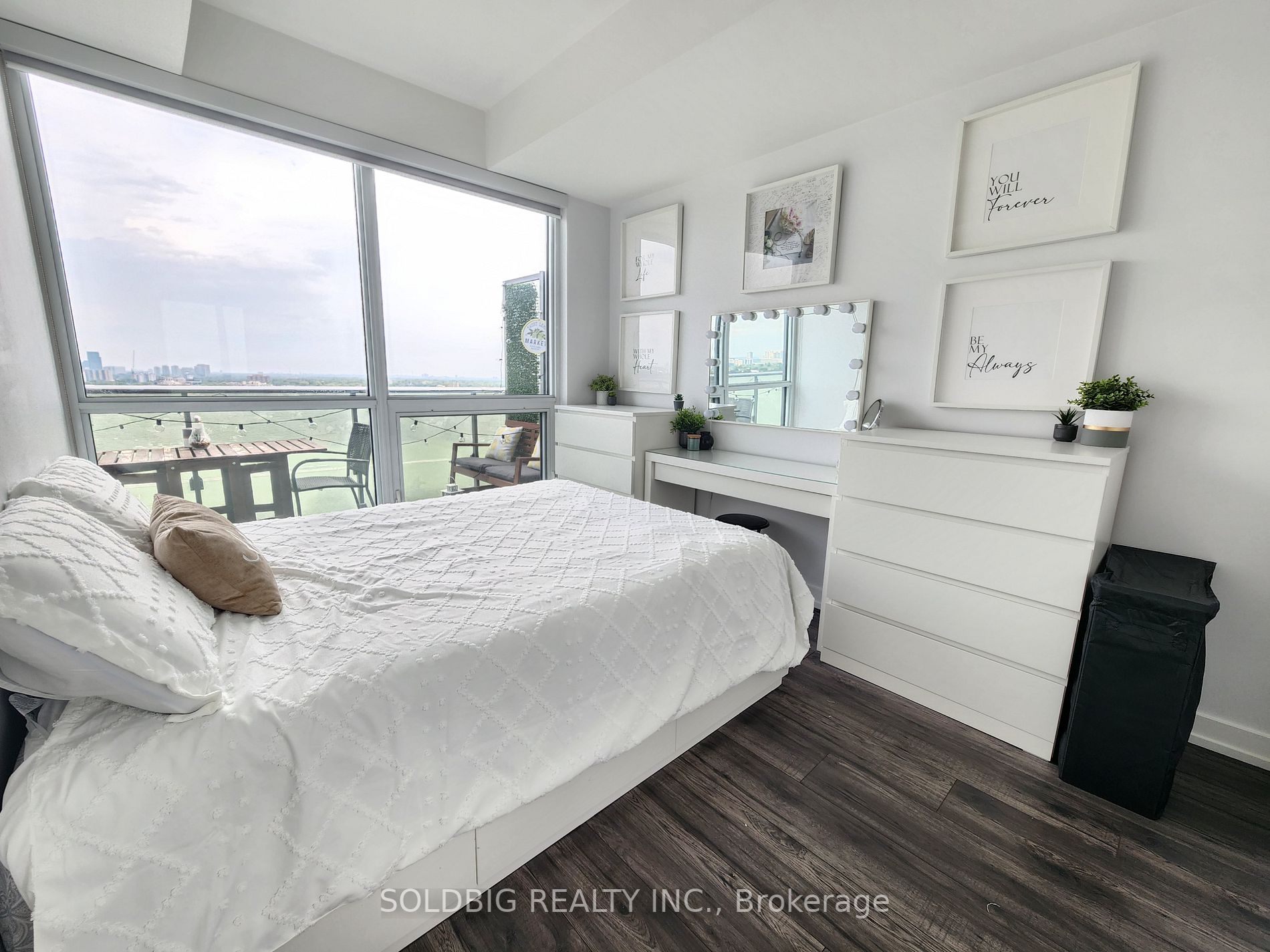 10 De Boers Dr, #1305