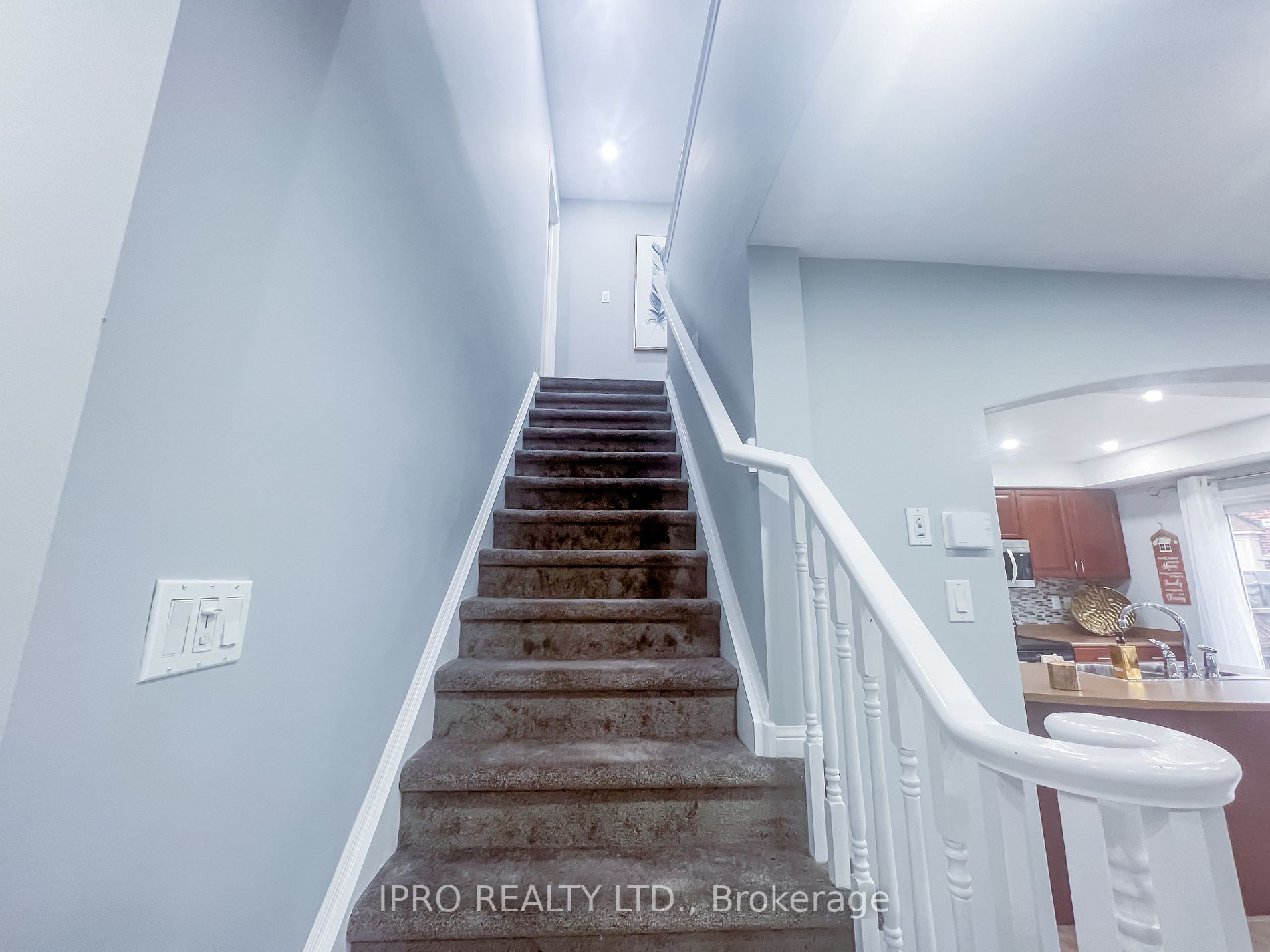960 Thompson Road S