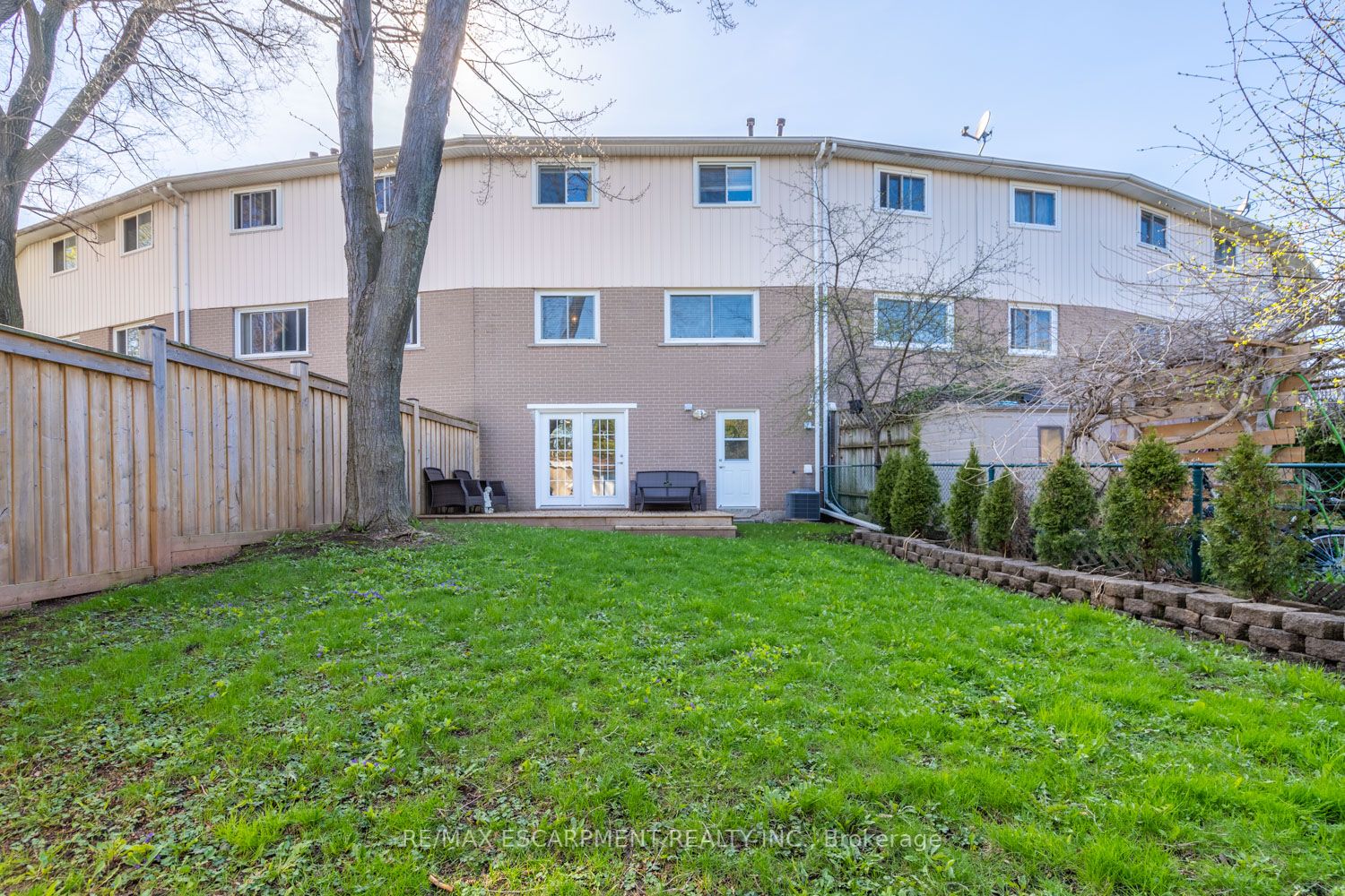 96 Oakdale Dr