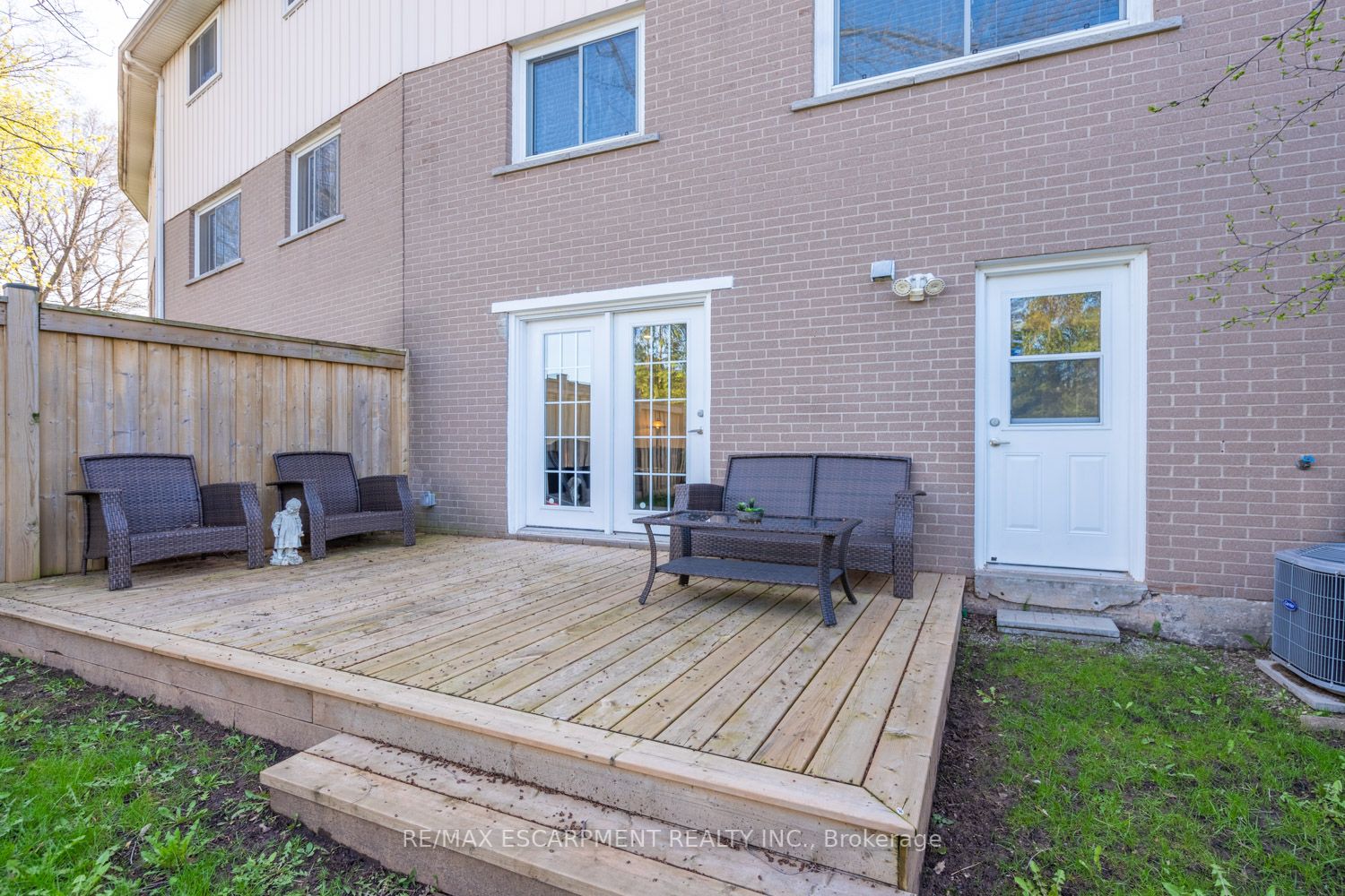 96 Oakdale Dr