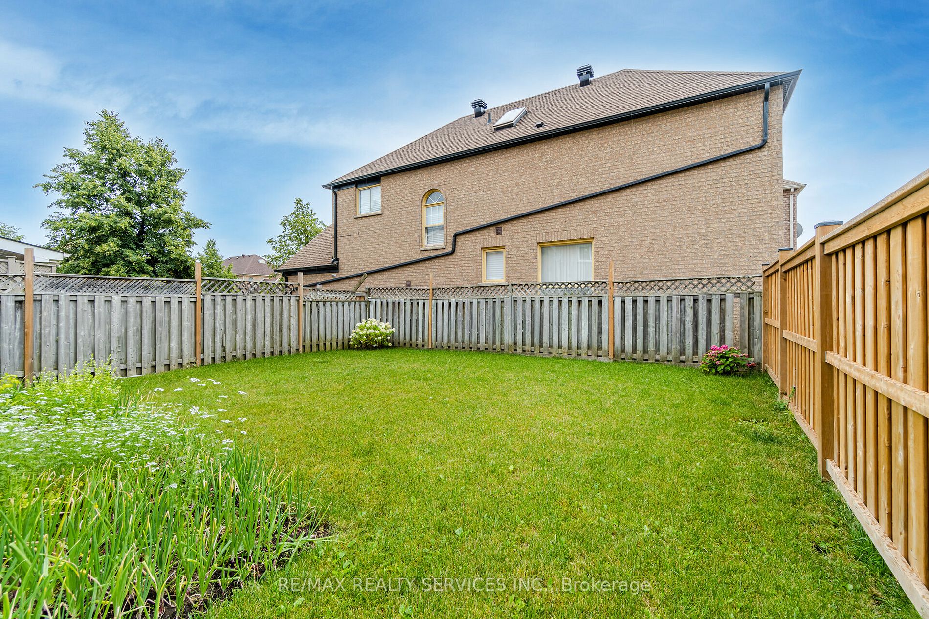 4 Treepark St