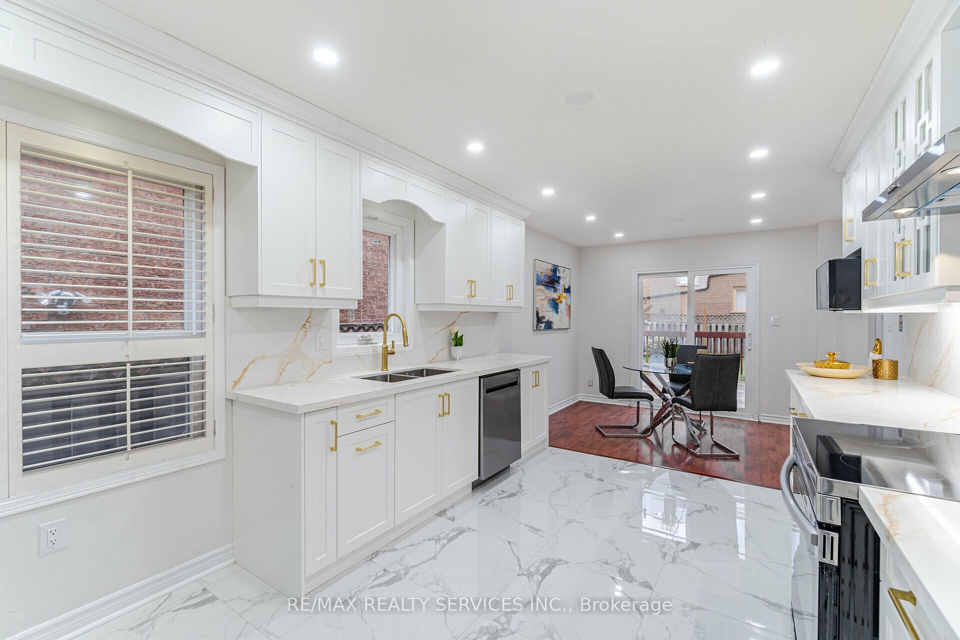 4 Treepark St