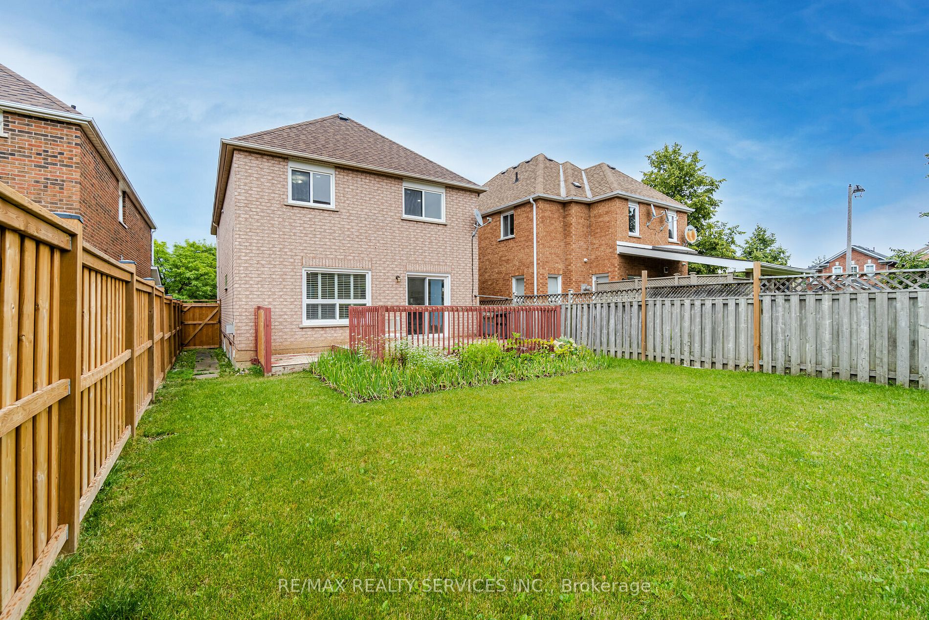 4 Treepark St