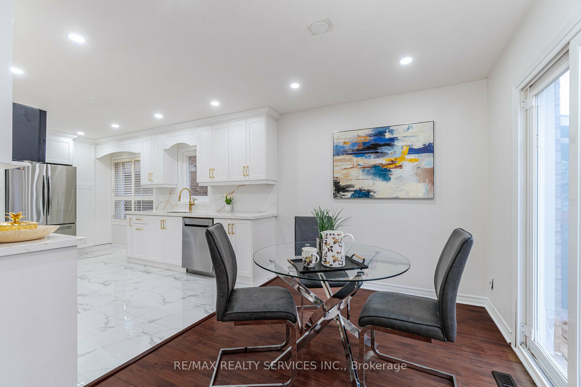 4 Treepark St