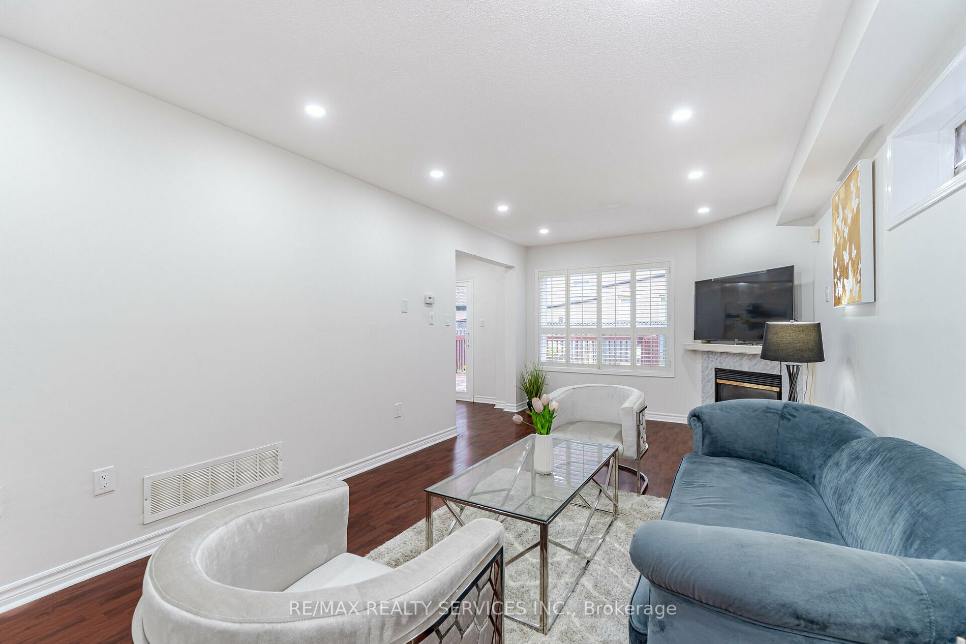 4 Treepark St