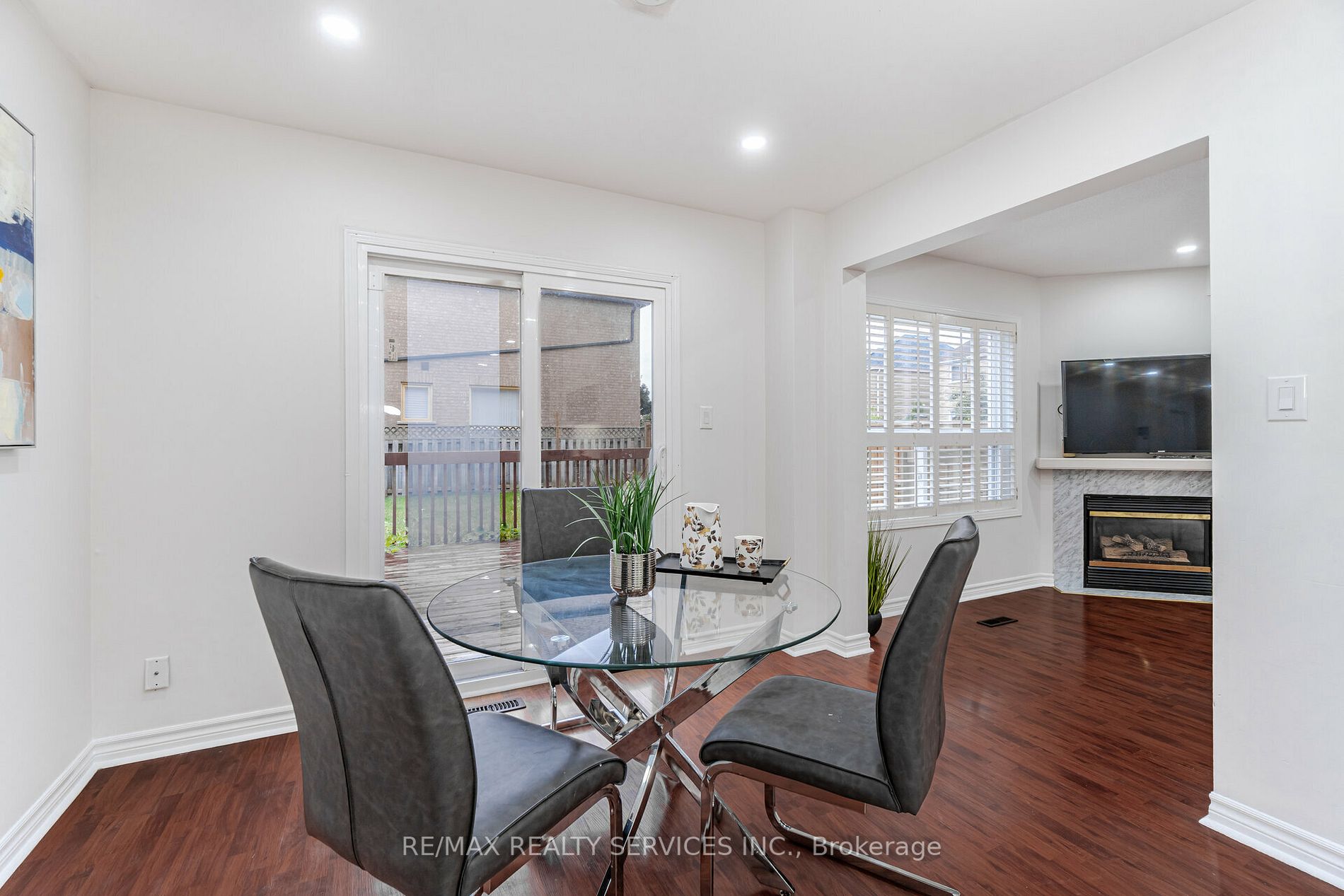 4 Treepark St