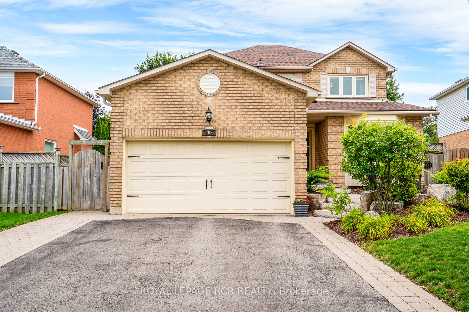 203 Walsh Cres