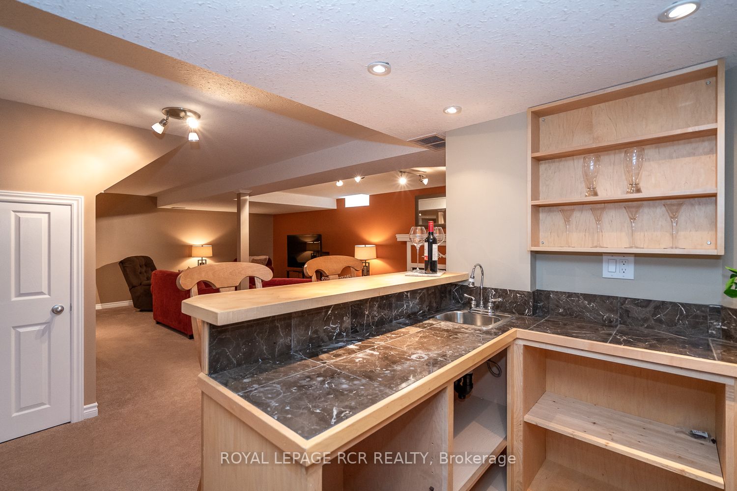 203 Walsh Cres