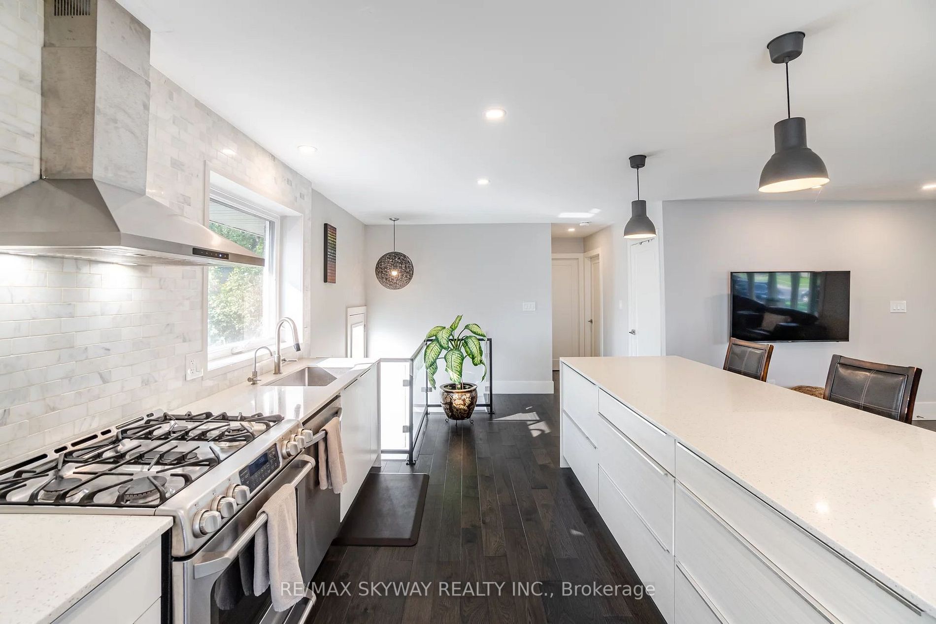 1111 Pinegrove Rd