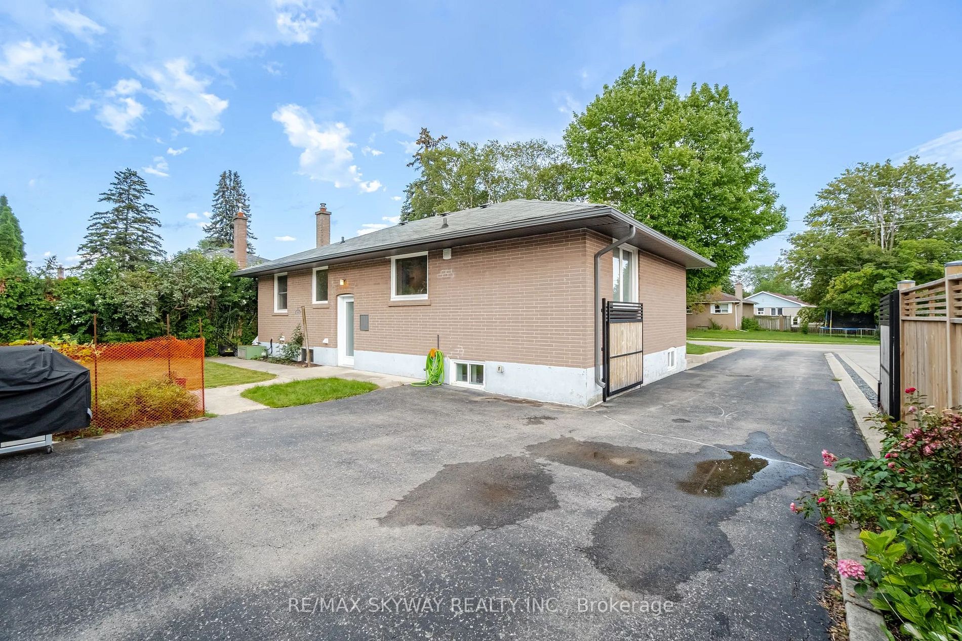 1111 Pinegrove Rd