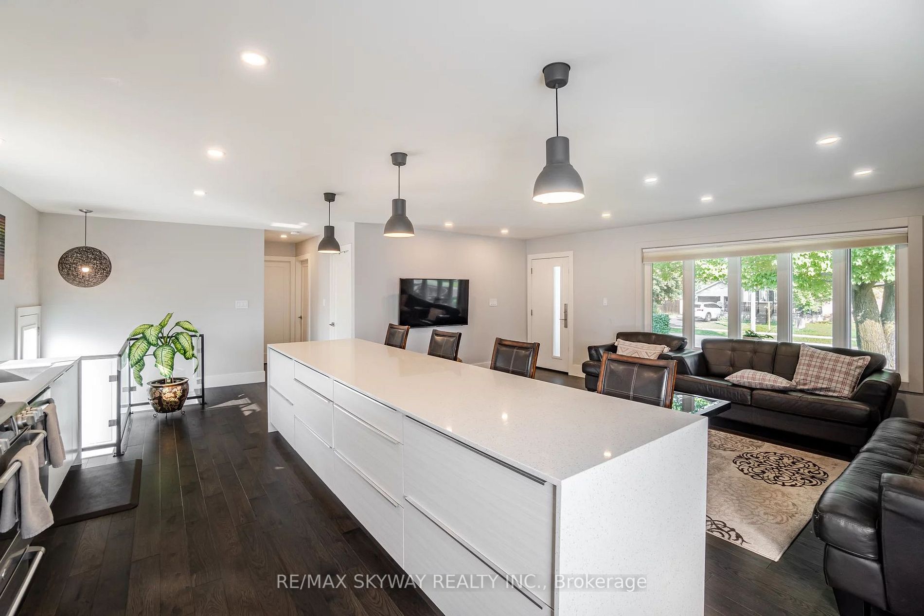 1111 Pinegrove Rd