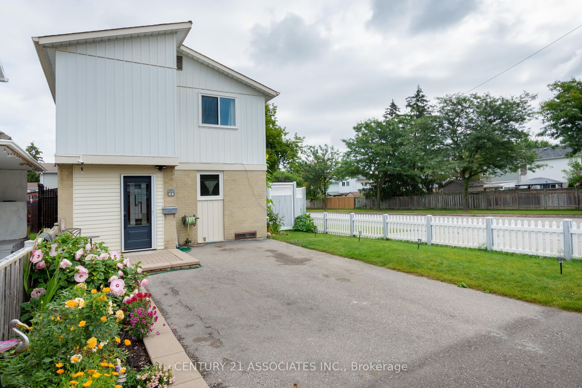 1 Hamlet Crt