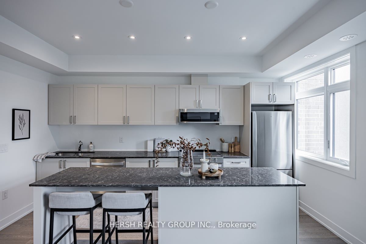 1095 Douglas Mccurdy Comm, #256